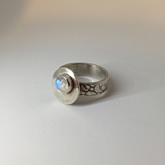 Blueflash rainbow moonstone ring